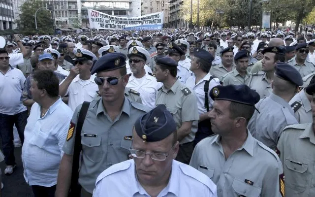 «Μαχαίρι» έως και 200 ευρώ στις συντάξεις των ενστόλων