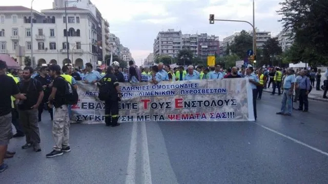 Πορεία ένστολων στο κέντρο της Θεσσαλονίκης