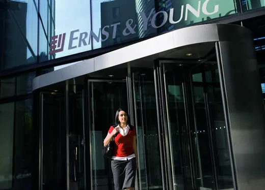 Η Αλβανία προσέλαβε την Ernst & Young για να κυνηγήσει μαύρο χρήμα