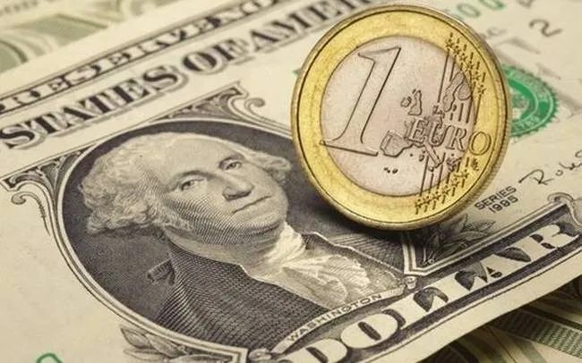 Σταθεροποιούνται δολάριο και ευρώ