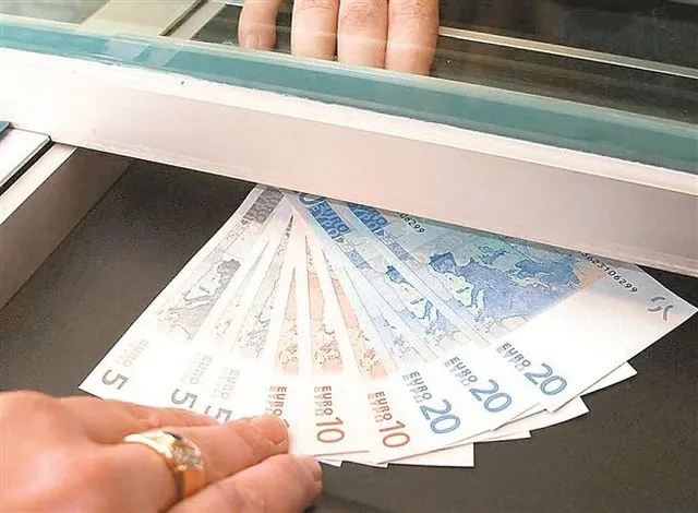 Σε χαμηλά 16 ετών υποχώρησαν οι τραπεζικές καταθέσεις