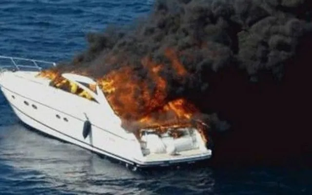 Καίγεται θαλαμηγός ανοιχτά του Φαλήρου