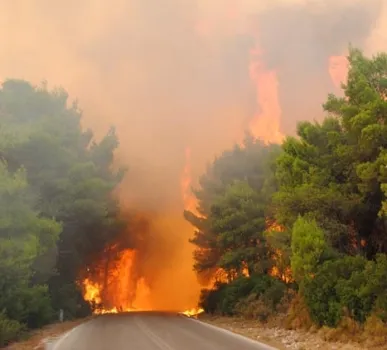 Αγρίνιο: Σκληρή μάχη με τις φλόγες  στον Ταξιάρχη Θέρμου