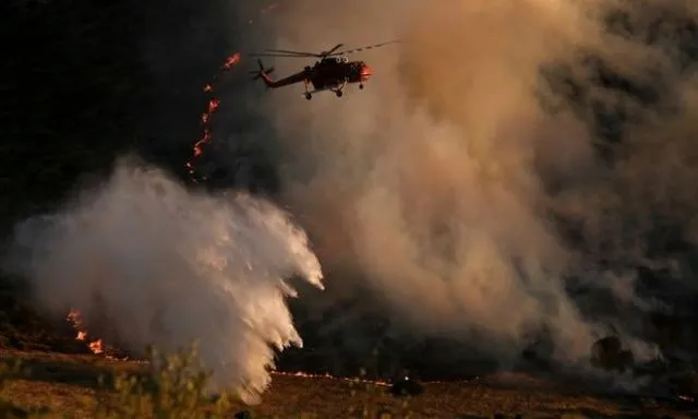 Στις φλόγες πάλι η Ανάβυσσος, κινδυνεύουν σπίτια