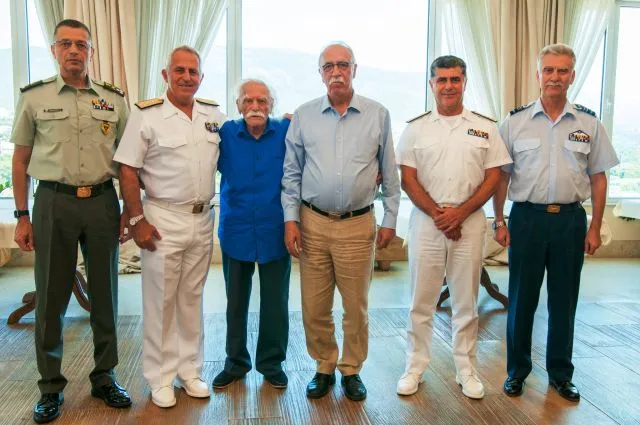 Η στρατιωτική ηγεσία τίμησε τον Μανώλη Γλέζο