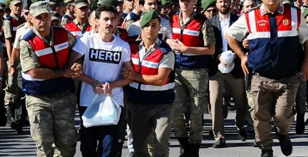 Συνέλαβαν 15 άτομα στην Τουρκία επειδή φορούσαν μπλουζάκια με τη λέξη «ήρωας»