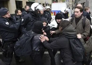 Επεισόδια στην Κολωνία σε διαδηλώσεις κατά του ακροδεξιού AfD (Βίντεο)