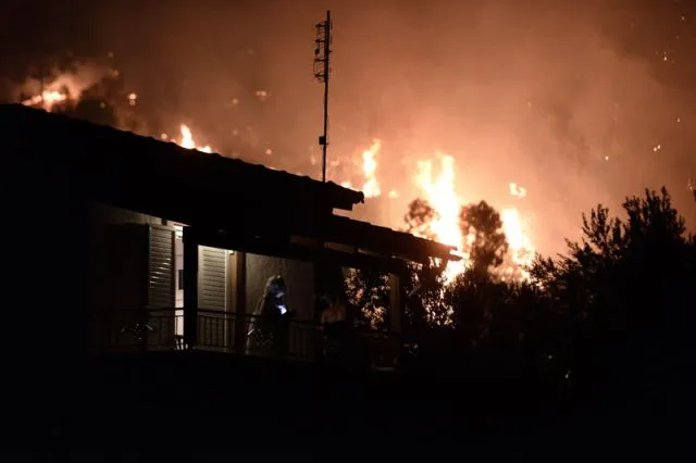 Πύρινη κόλαση στον Κάλαμο, σε κατάσταση έκτακτης ανάγκης ο Ωρωπός