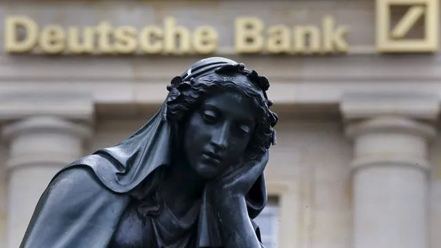Ο Fitch υποβάθμισε την Deutsche Bank