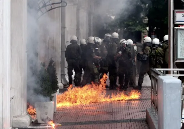 Κουκουλοφόροι στο Σύνταγμα - Ένταση, πέτρες και χημικά με τα ΜΑΤ