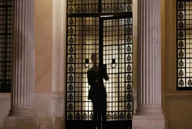 Μαξίμου για Μητσοτάκη: Καλή επιστροφή στην ξαπλώστρα του