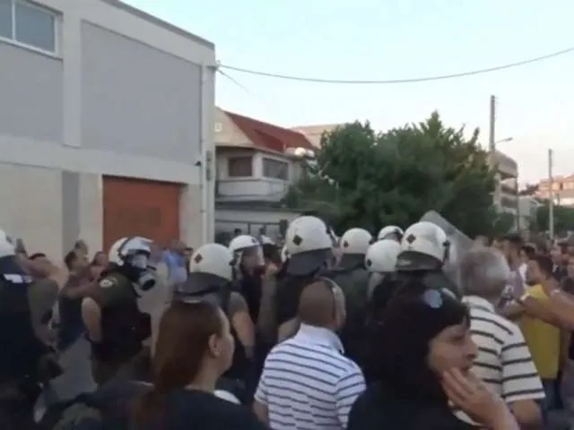 Κλείνουν τα σχολεία οι κάτοικοι στο Μενίδι