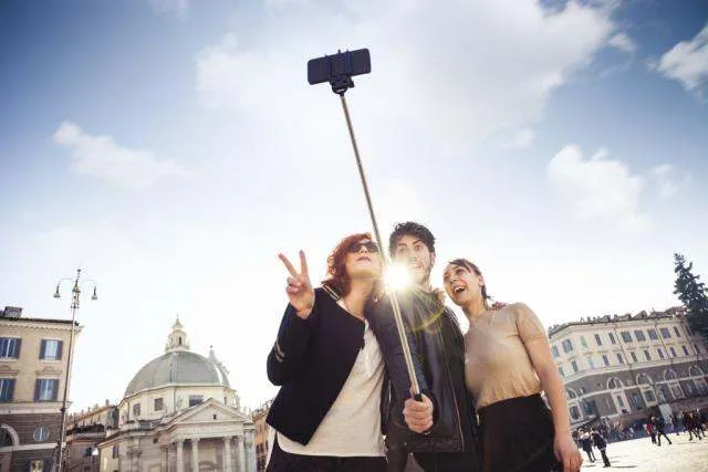 Στο Μιλάνο απαγορεύθηκε η χρήση των selfie sticks!