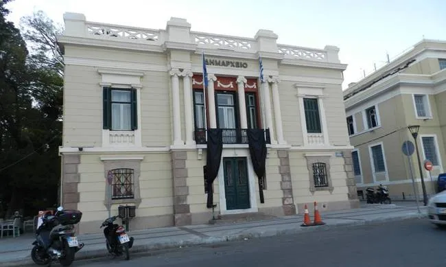 Σβηστά τα φώτα στο Δημαρχείο Λέσβου για την επίθεση στο Μάντσεστερ