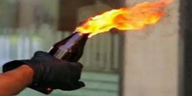 Επίθεση με βόμβες μολότοφ στο κτίριο της Τροχαίας Πειραιά. 