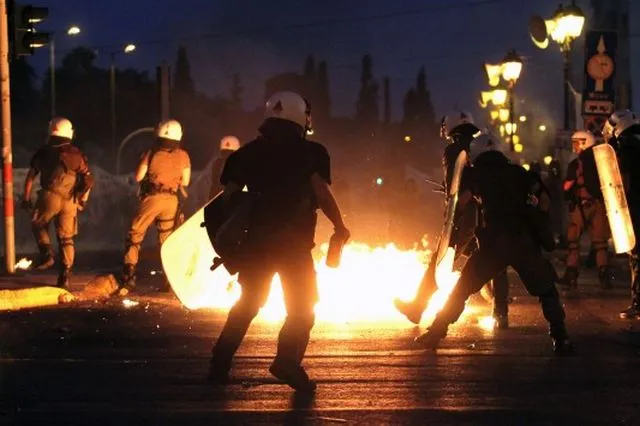Επίθεση με μολότοφ σε διμοιρία των ΜΑΤ στο Πολυτεχνείο