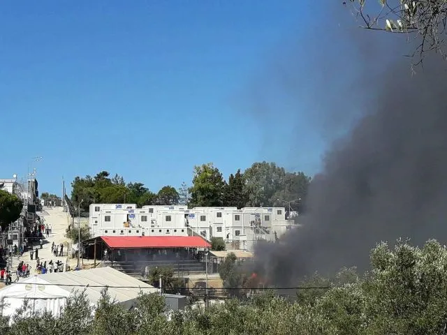Συναγερμός στη Μόρια της Λέσβου: Φωτιές, πέτρες και χημικά