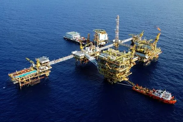Άλμα για το αργό πετρέλαιο...μετά τον τυφώνα Χάρβεϊ
