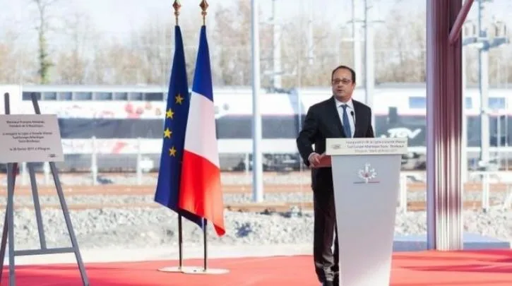 Ελεύθερος σκοπευτής πυροβόλησε κατά λάθος σε ομιλία του Ολάντ(Βίντεο)