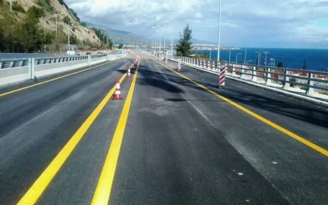 Νεκρός  ο άνδρας που απειλούσε να πέσει από γέφυρα στο Αίγιο