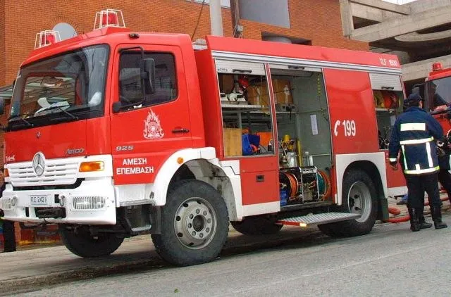 Στις φλόγες διπλωματικό αυτοκίνητο