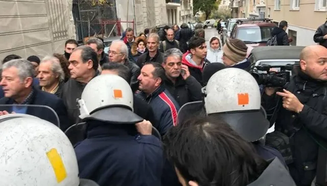 Ένταση έξω από το ΥΠΟΙΚ στην συγκέντρωση της ΠΟΕΔΗΝ
