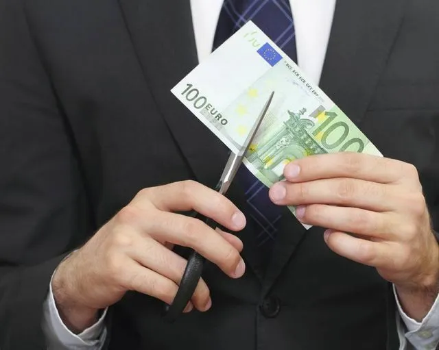 Περικόπτουν κοινωνικά επιδόματα, καταργούν φοροαπαλλαγές