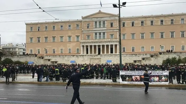 Συγκέντρωση πυροσβεστών έξω από τη Βουλή