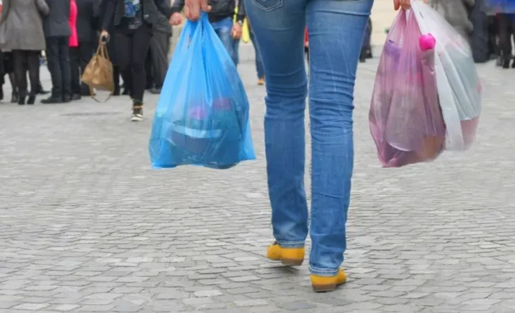 Μειώθηκε 99,9% η χρήση της πλαστικής σακούλας ελαφρού βάρους στα σούπερ μάρκετ