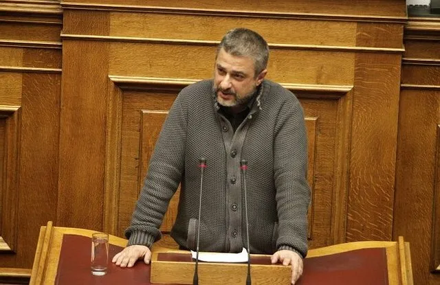 Βουλευτής της ΧΑ διένειμε εθνικιστικό υλικό σε μαθητές μέσα στη Βουλή