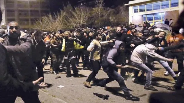 Συμπλοκές μεταξύ προσφύγων και αλλοδαπών στην πλατεία Βάθη
