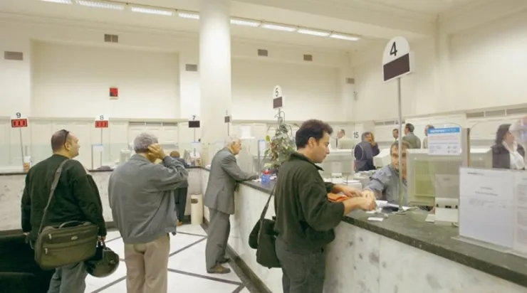 O κατάλογος της Τράπεζας της Ελλάδος με τις συναλλαγές που επιβαρύνουν καταθέτες και δανειζόμενους
