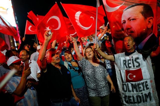 Η Τουρκία εκβιάζει για την έκδοση των 8 αξιωματικών