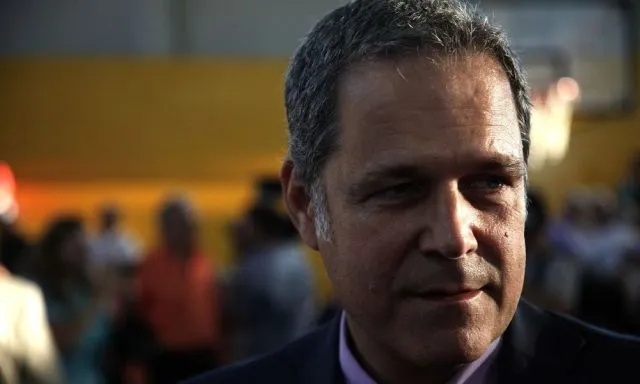 Γκαζάκια στην είσοδο της πολυκατοικίας που μένει ο Θάνος Τζήμερος