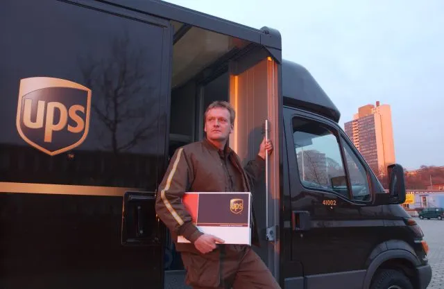 UPS: Οι επενδύσεις στο δίκτυο βελτιώνουν τους χρόνους παράδοσης