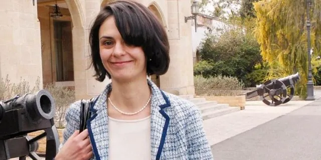 Νέα μείωση των συντάξεων προκρίνει η Βελκουλέσκου!