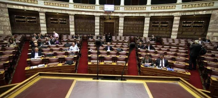 Υπερψηφίστηκε η τροπολογία για τους συμβασιούχους