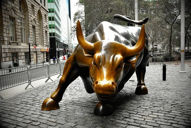 Μια ανάσα από τις 22.000 μονάδες ο Dow Jones