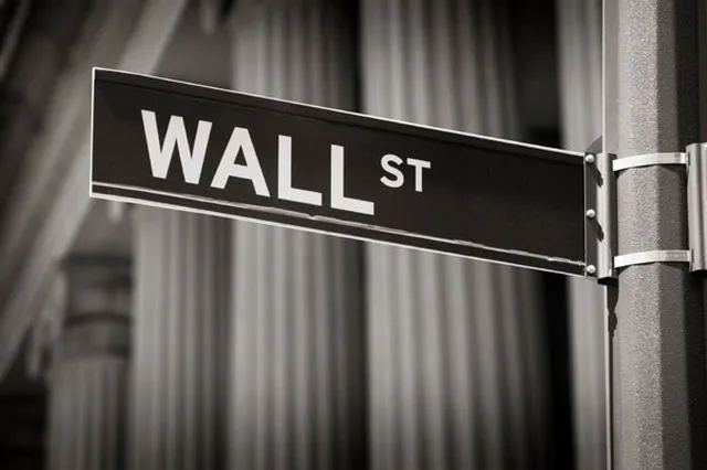 Wall Street: Απώλειες στη σκιά της προσφυγικής πολιτικής Τραμπ