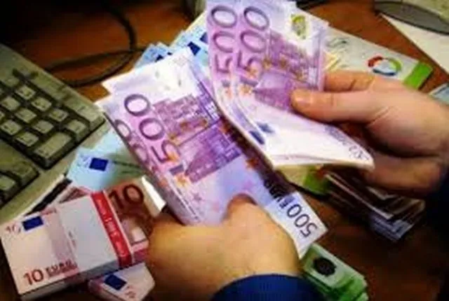 Σχεδόν το μισό εισόδημα καταλήγει σε φόρους και εισφορές!