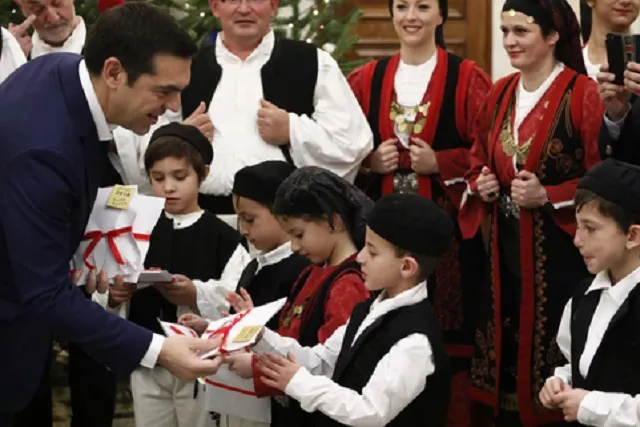 Μαθητές είπαν τα κάλαντα της Χίου στον Αλέξη Τσίπρα