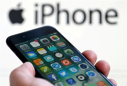Αυτός είναι ο λόγος που η Apple επιβραδύνει τα iPhone