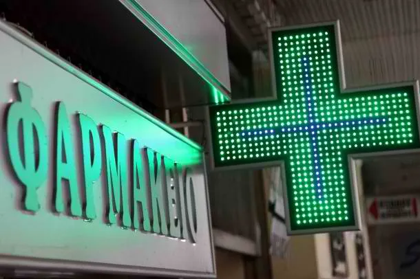 Στο πολυνομοσχέδιο και το ωράριο των φαρμακείων
