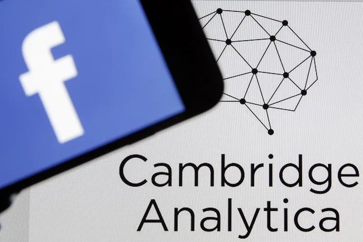 Καταγγελία: Η Cambridge Analytica μοιραζόταν τα δεδομένα με τους Ρώσους