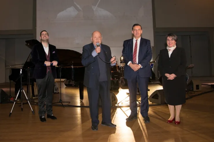 Ο Μίμης Πλέσσας με τη νέα γενιά μουσικών στη Φιλοσοφική του ΕΚΠΑ