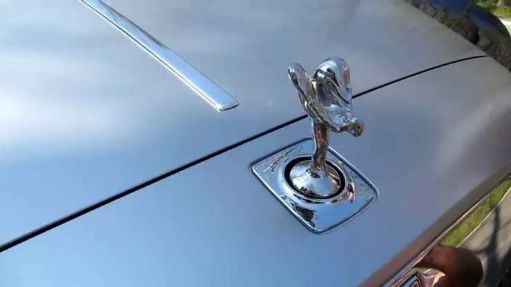 Η Rolls-Royce αποκάλυψε το πρώτο της SUV