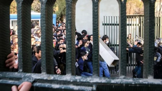 Νέα νυχτερινή αντικυβερνητική διαδήλωση στο κέντρο της Τεχεράνης
