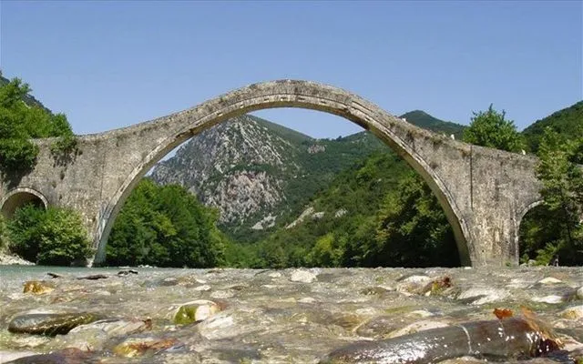 Έργο 4,75 εκ. ευρώ για την αναστήλωση του ιστορικού γεφυριού της Πλάκας