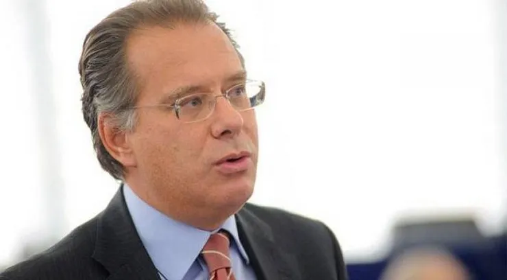 Κουμουτσάκος: Να αλλάξει η συνταγματική ονομασία των Σκοπίων