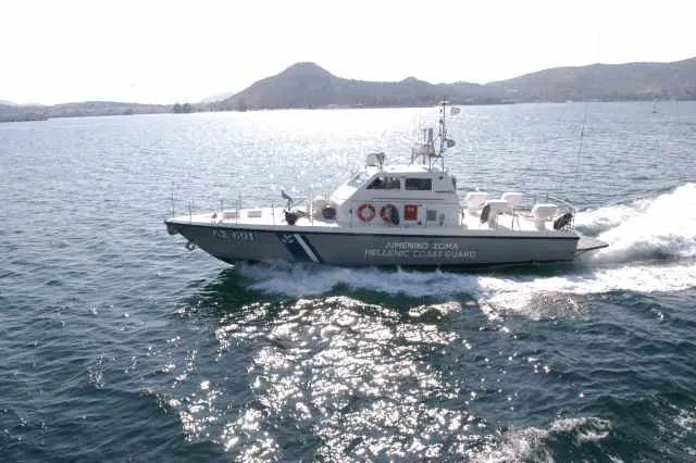 Προσάραξη θαλαμηγού κοντά στον Πόρο – Σώοι οι δύο επιβαίνοντες